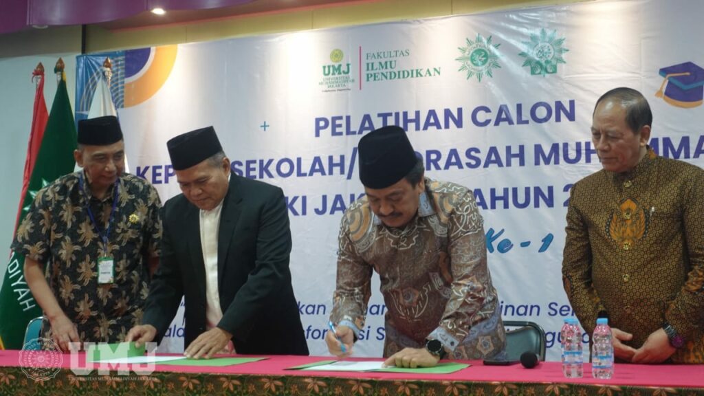 Kiri ke kanan: Ketua Majelis Dikdasmen dan PNF PWM DKI Jakarta Dr. Tadjudin, MM., Wakil Ketua PWM DKI Jakarta Drs. Daliman, M.Pd., Rektor UMJ Prof. Dr. Ma'mun Murod, M.Si., serta Dekan FIP UMJ Prof. Dr. Iswan, M.Si. saat melaksanakan penandatanganan kerja sama di Auditorium FIP UMJ, Selasa (02/07/2024).