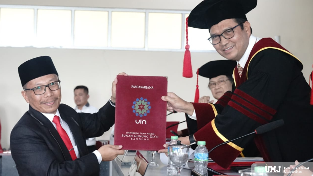 Dr. Busahdiar, MA.,, menerima simbolis gelar doktor dari Ketua Sidang Promosi Doktor Prof. Dr. H. Ajid Thohir, M.Ag. di Universitas Islam Negeri (UIN) Sunan Gunung Djati, Bandung, pada Senin (26/8/2024) (Foto :Dok.Pribadi)
