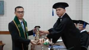 Kaprodi Kesos FISIP UMJ Dr. Muhammad Sahrul, M.Si., menerima simbolis gelar doktor dari Ketua Sidang Promosi Doktor Prof. Dr. R. Widya Setiabudi Sumadinata di Ruang Sidang Program Pascasarjana FISIP Unpad Gedung A Lantai 2, Bandung, Senin (12/08/2024).