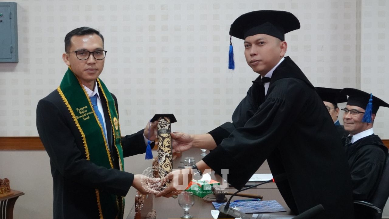 Kaprodi Kesos FISIP UMJ Dr. Muhammad Sahrul, M.Si., menerima simbolis gelar doktor dari Ketua Sidang Promosi Doktor Prof. Dr. R. Widya Setiabudi Sumadinata di Ruang Sidang Program Pascasarjana FISIP Unpad Gedung A Lantai 2, Bandung, Senin (12/08/2024).