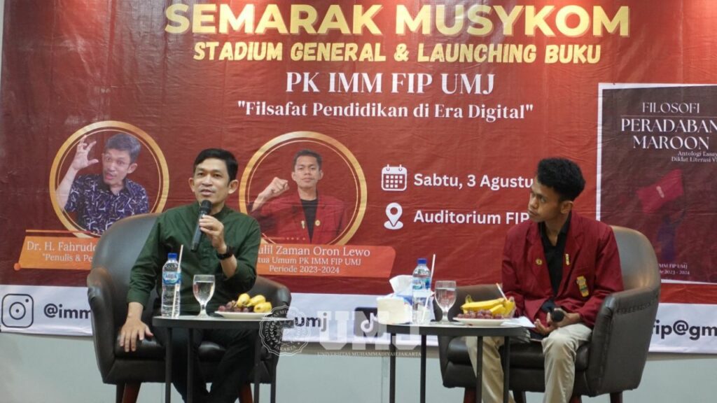 Penulis dan Pengasuh Ngaji Filsafat Dr. Fahruddin Faiz, M.Ag., saat menjadi pemateri Kuliah Umum yang dimoderatori Ketum PK IMM FIP UMJ Dinulil Zaman Oron Lewo di Auditorium FIP, Sabtu (03/08/2024).
