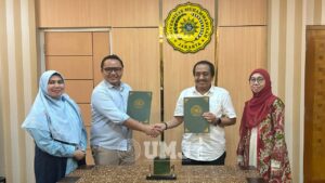 Direktur Utama PT. BPR Matahari Artadaya Muhammad Iman Sastra Mihajat, Ph.D. bersama Rektor UMJ Prof. Dr. Ma'mun Murod Al-Barbasy, M.Si., dan Wakil Rektor II Dr. Ir. Mutmainah, MM. usai menandatangani kerja sama di Ruang Rektor, Lantai 2 Gedung Muhammadiyah Civilization Center, Senin (05/08/2024).
