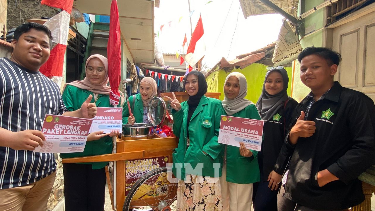 Mahasiswa FIK UMJ dan mahasiswa perwakilan ILMIKI Wilayah III saat melaksanakan penyaluran donasi program pemberdayaan keluarga duafa di Kalibaru, Jakarta Utara, Rabu (07/08/2024).