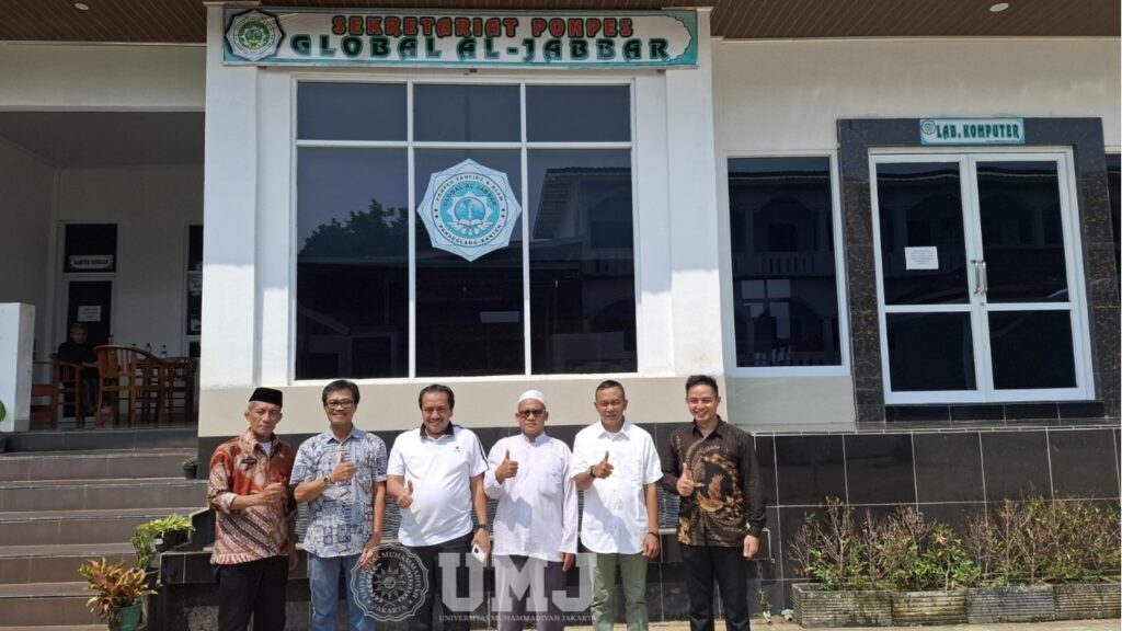 Rektor UMJ (tiga dari kiri) dan Wakil Dekan II FISIP UMJ (dua dari kanan) bersama jajaran pengelola Ponpes dan Madrasah Aliyah Global Al-Jabbar Labuan, Pandeglang.