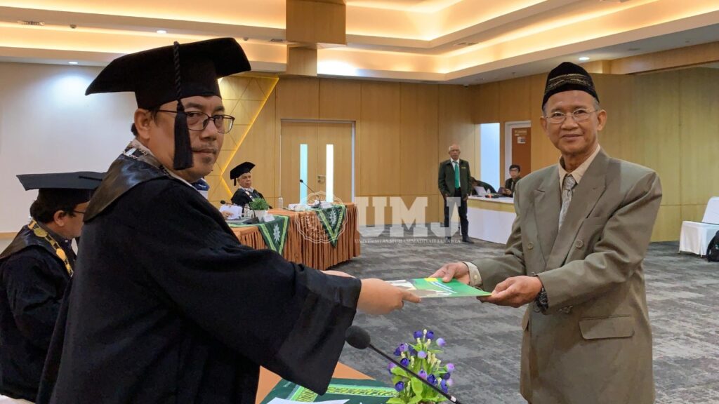 Promotor sekaligus dosen Universitas Bhayangkara Jakarta Raya (Ubhara Raya) Prof. Adi Fahrudin, Ph.D (Kiri) menyerahkan tanda kelulusan kepada Muhammad Nuryasin (Kanan) sebagai Doktor Ilmu Manajemen Pendidikan Islam di Aula Fakultas Kesehatan Masyarakat, Selasa (20/8/2024). (Foto:/Dok. Kukuh Setiawan)