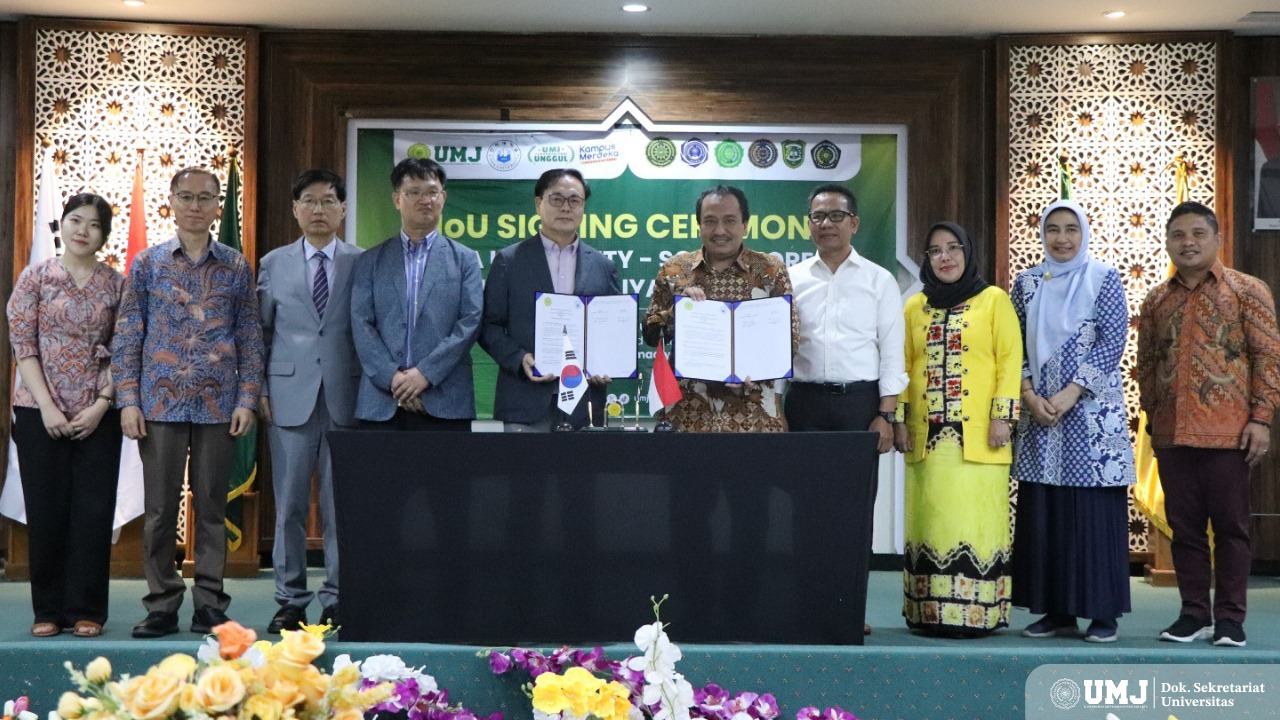 Director of Smart Governance and Policy at INHA University Prof. Seung Hwan Myeong, MA., M.P.A., Ph.D. (kiri) dan Rektor UMJ Prof. Dr. Ma'mun Murod Al-Barbasy, M.Si. (kanan), usai menandatangani kerja sama didampingi dengan jajaran pimpinan UMJ dan INHA University di Aula Kasman Singodimedjo FISIP UMJ, Senin (26/08/2024) (Foto : KSU/M.H Fahmi)