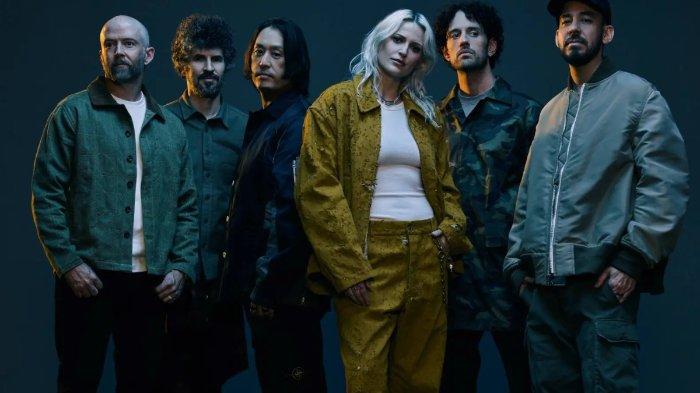 Emily Armstrong (berjaket kuning) menjadi vokalis baru Linkin Park. (sumber foto Tribunnews.com)