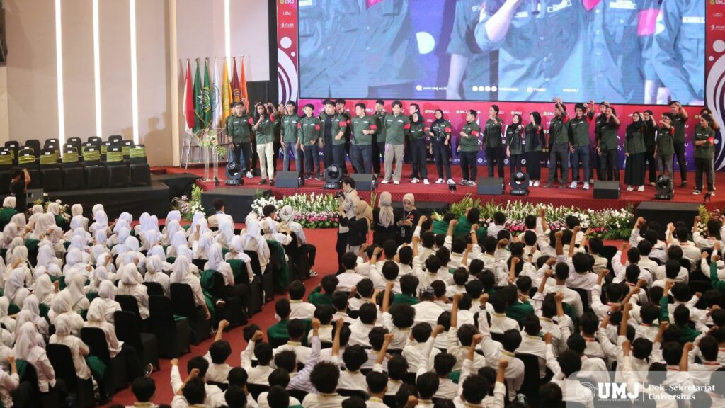Pengurus BEM UMJ periode 2024-2025 memperkenalkan diri di hadapan mahasiswa baru di Auditorium K. H. Ahmad Azhar Basyir, Gedung Cendekia UMJ, Senin (23/09/2024). (Foto : KSU/M. H. Fahmi)