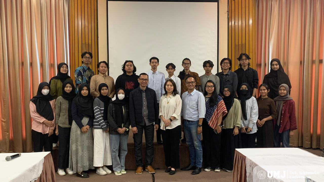 Mahasiswa Arsitektur UMJ berfoto bersama