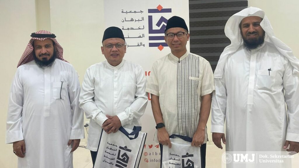 Kaprodi MPI SPs UMJ Dr. Saiful Bahri, Lc., MA., (ketiga dari kiri) dan Dosen FAI UMY Fathurrahman Kamal, Lc., M.S.I. saat menghadiri Muktamar Hidayatul Quran di Hotel Four Points Sheraton, Distrik an-Nasim, Makkah pada 3-4 September 2024. (Dok. Pribadi)