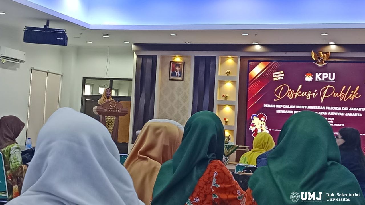 Ketua PWA DKI Jakarta Dra. Hj. Elo M Albugis, M.Ag. (di mimbar) saat memberikan sambutan dalam Diskusi Publik di Auditorium Ir. H. Djuanda Gedung Dakwah Muhammadiyah DKI Jakarta, Jakarta Pusat, Minggu (22/09/2024). (Dok. Pribadi)