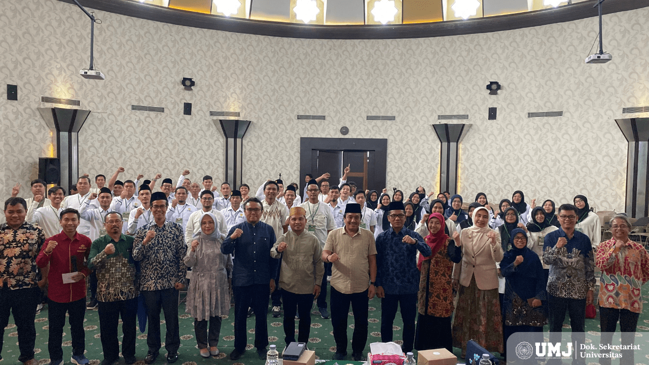 Rektor UMJ Prof. Dr. Ma’mun Murod, M.Si. (kemeja krem) foto bersama dengan peserta baitul arqam di Aula Fakultas Kedokteran dan Keperawatan UMJ, Jumat (06/09/2024). (Foto: KSU/Ariesta Dwi Utami)
