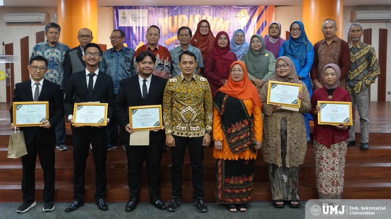 Dekan FEB UMJ Dr. Luqman Hakim, SE., M.Si., AK., (batik cokelat) dan Wakil Dekan I FEB UMJ Dr. Nur Aini, SE., MM. (kebaya oranye) bersama lulusan terbaik Semester Genap Tahun Akademik 2023/2024 di Aula FEB UMJ, Selasa (03/09/2024). (Foto : KSU/Qithfirul Fahmi)