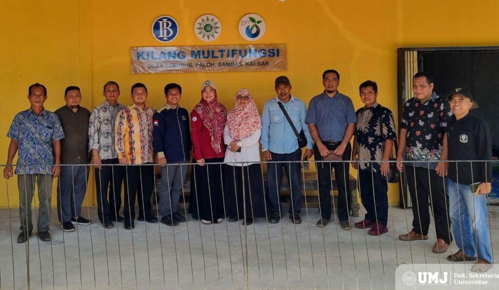 Endang Rudiatin (tengah baju putih), Amin Thohari (ketiga dari kanan) dan Eko Adi Wibowo mewakili PSPP UMJ dalam tim monitoring dan evaluasi Kilang Multifungsi di Dusun Ceremai, Desa Sebubus, Kecamatan Paloh, Kabupaten Sambas, Kalimantan Barat pada Jum'at (26/09/2024). (Dok. Pribadi)