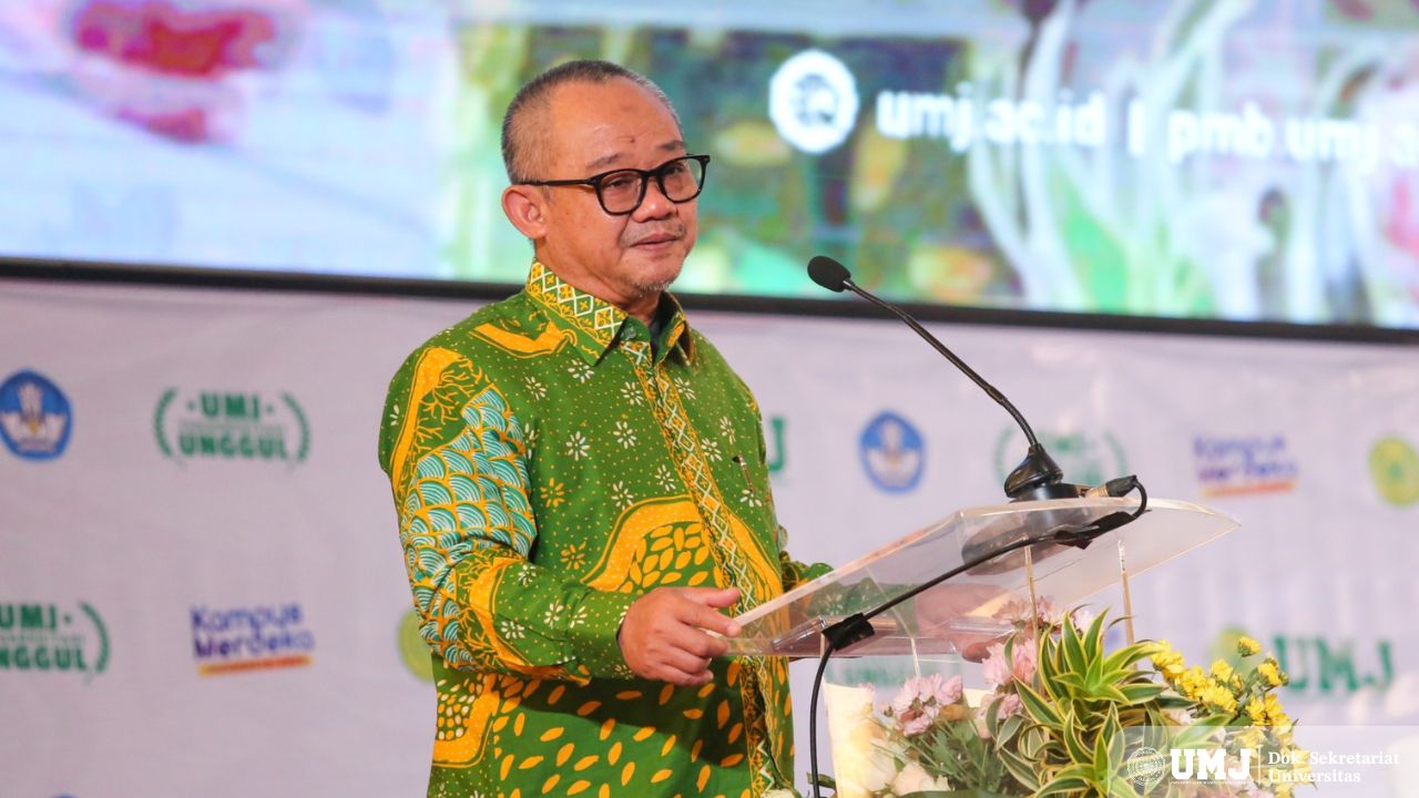 Sekretaris Umum PP Muhammadiyah Prof. Dr. Abdul Mu'ti, M.Ed. saat menjadi Keynote Speaker dalam Seminar Internasional "Islam dan Budaya Demokrasi di Dunia Islam" di Auditorium K. H. Ahmad Azhar Basyir, Gedung Cendekia, UMJ, Selasa (08/10/2024). (Foto : KSU/M. H. Fahmi)