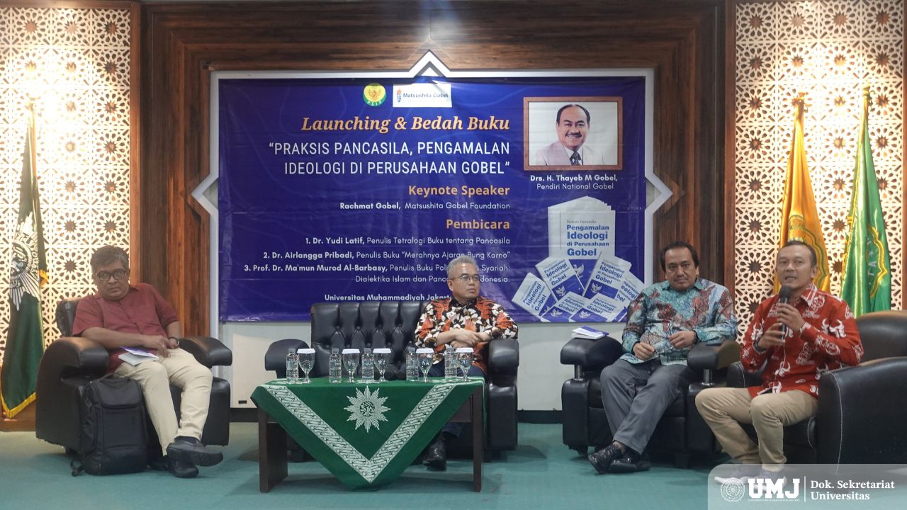 Kiri ke kanan: Airlangga Pribadi Kusman, Ph.D., Yudi Latif, Ph.D., dan Rektor UMJ Prof. Dr. Ma'mun Murod Al-Barbasy, M.Si. saat menjadi narasumber dimoderatori Direktur PSIP UMJ Djoni Gunanto, M.Si. dalam Bedah Buku PRAKSIS PANCASILA: Pengamalan Ideologi di Perusahaan Gobel di Aula Kasman Singodimedjo, Kamis, (24/10/2024). (Foto : KSU/Qithfirul Fahmi)