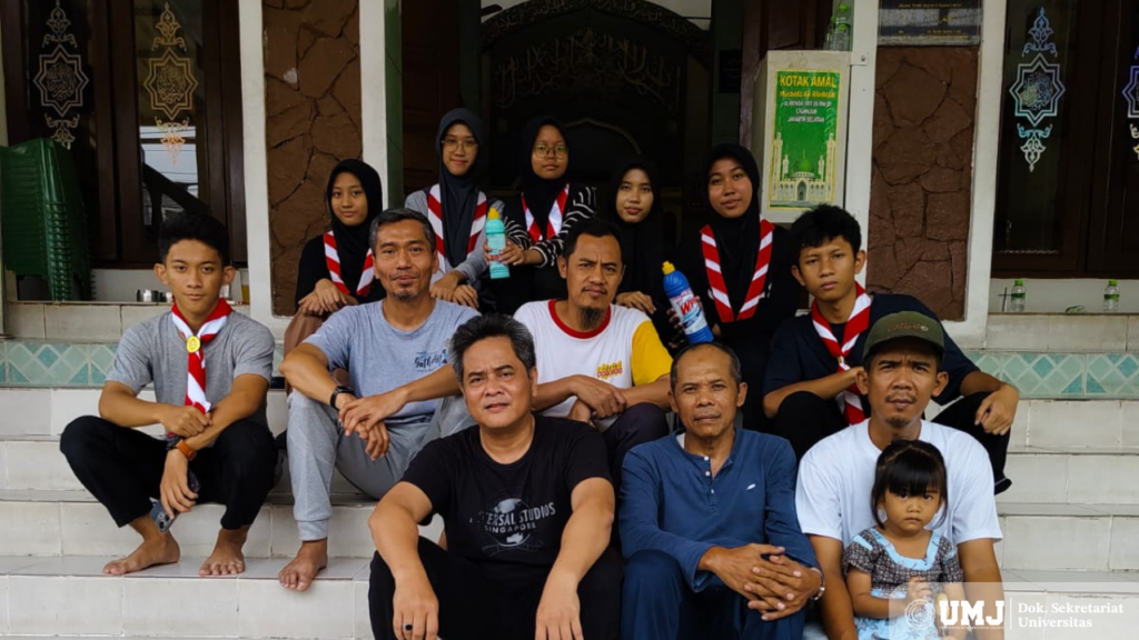 Dosen dan Siswa Siswi Pramuka MAN 7 Jakarta saat selesai melakukan kegiatan pengabdian masyarakat di Jagakarsa, pada Sabtu, 19 Oktober 2024. (Foto : Dok.Pribadi)
