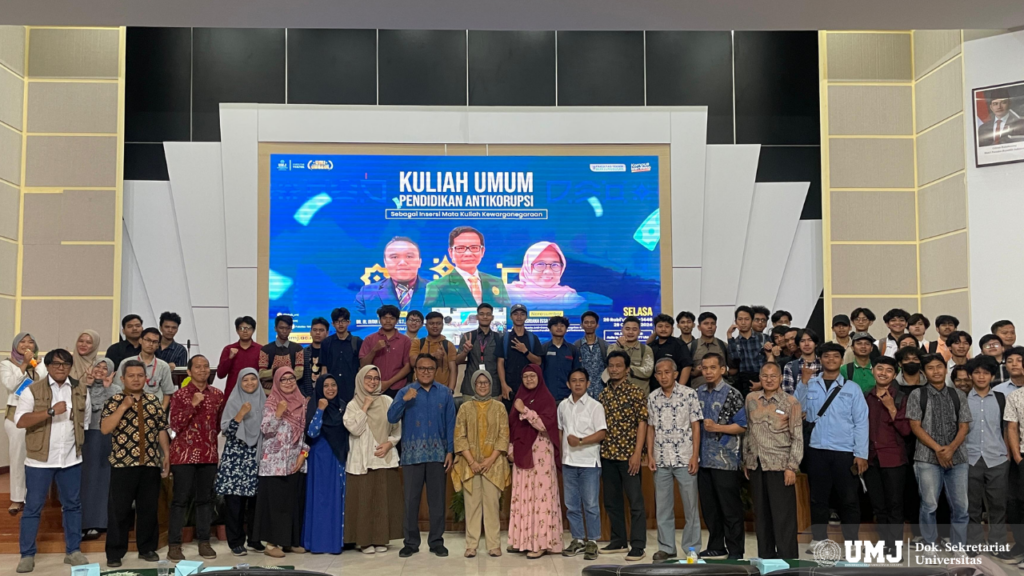 Mahasiswa dan Dosen melakukan sesi foto bersama Asriana Issa Sofia, M.A. pada Selasa, (29/10/2024) di Auditorium Ir. Djoeanda FT UMJ. ( Foto : KSU/Taslim Septia Prima)