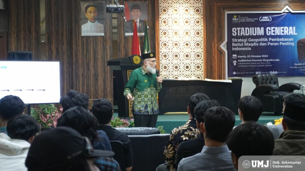 Syeikh Prof. Dr. Abd Al-Fattah El-Awaisi, Founder & Chairman of Academy Islamicjerusalem Studies (ISRA) saat menjadi narasumber Stadium General di Aula Kasman Singodimedjo, Kamis (03/10/2024). (Foto : KSU/Qithfirul Fahmi)