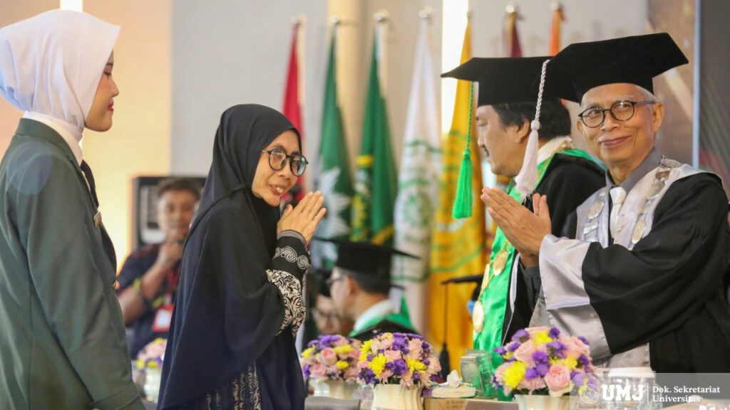 Oom Suti Maryam bersama Dekan FAI UMJ Dr. Sopa, M.Ag., saat mewakili putranya Muhammad Abdul Basith Al-Mughnie pada wisuda ke-80 UMJ di Auditorium K. H. Ahmad Azhar Basyir, Gedung Cendekia UMJ, Sabtu, (26/10/2024). (Foto : KSU/M. H. Fahmi)