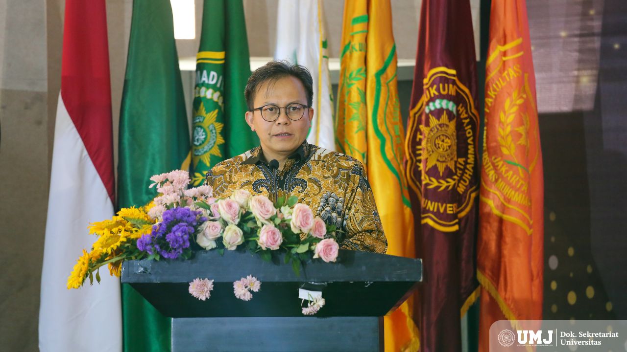 Kepala LLDikti Wilayah III Prof. Toni Toharudin, S.Si., M.Sc. saat memberi sambutan dalam wisuda UMJ Ke-80 di Auditorium K.H. Ahmad Basyir, Gedung Cendikia UMJ, Jumat (25/10/2024).