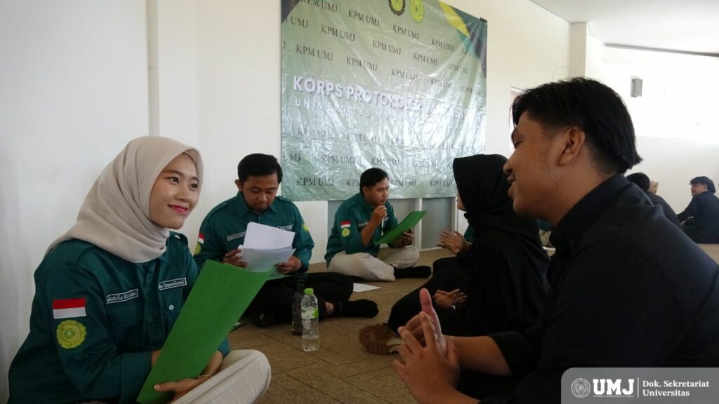 BPH KPM UMJ periode 2024-2025 (kiri) mewawancarai calon protokol muda angkatan 4 (kanan) di Aula Lantai 5 Gedung Muhammadiyah Civilization Centre UMJ, Jum'at (18/10/2024). (Foto : KSU/Qithfirul Fahmi)
