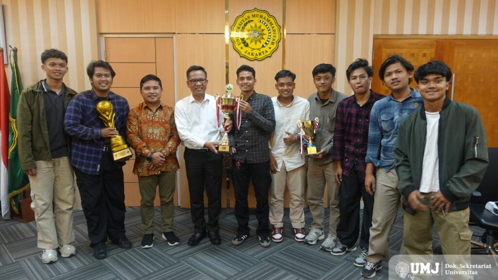 Wakil Rektor I UMJ Dr. Muhammad Hadi, M.Kep. (tengah kemeja putih memegang piala) dan Wakil Rektor IV UMJ Dr. Septa Candra, MH. (ketiga dari kiri) bersama pemain PS UMJ di Ruang Rektor, Lantai 2 Gedung Muhammadiyah Civilization Centre, Senin (14/10/2024). (Foto : KSU/Ferry Fauzi)