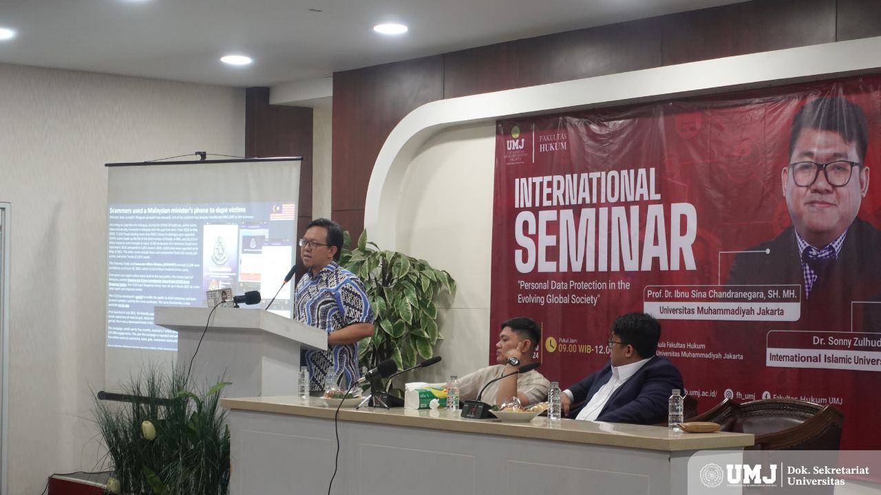 Pakar Hukum Siber dan Perlindungan Data IIUM Dr. Sonny Zulhuda (berdiri) saat menjadi narasumber bersama Kaprodi Ilmu Hukum FH UMJ Merdiansa Paputungan, SH., MH. (tengah), dan Guru Besar Hukum Tata Negara FH UMJ Prof. Dr. Ibnu Sina Chandranegara, SH., MH. (kanan) di Aula FH UMJ, Kamis (17/10/2024). (Foto : KSU/Qithfirul Fahmi)
