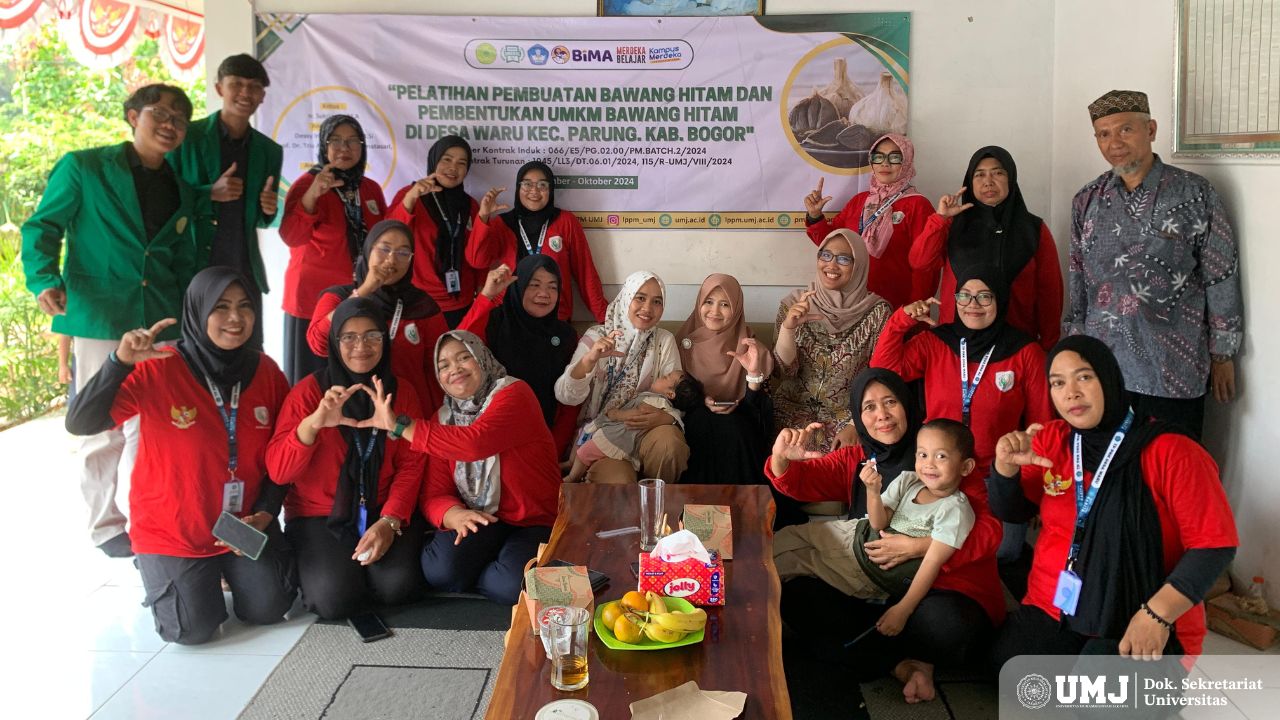 Tim PKM UMJ bersama peserta pelatihan pembuatan bawang hitam di Desa Waru, Parung, Bogor yang diadakan pada September-Oktober 2024. (Dok. Pribadi)