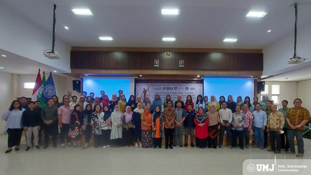 Para peserta dan narasumber Pelatihan Paralegal untuk Satuan Tugas Pencegahan dan Penanganan Kekerasan di Perguruan Tinggi pada 8-9 Oktober 2024 di Aula K. H. Mas Mansyur, UMSIDA. (Dok. Pribadi)