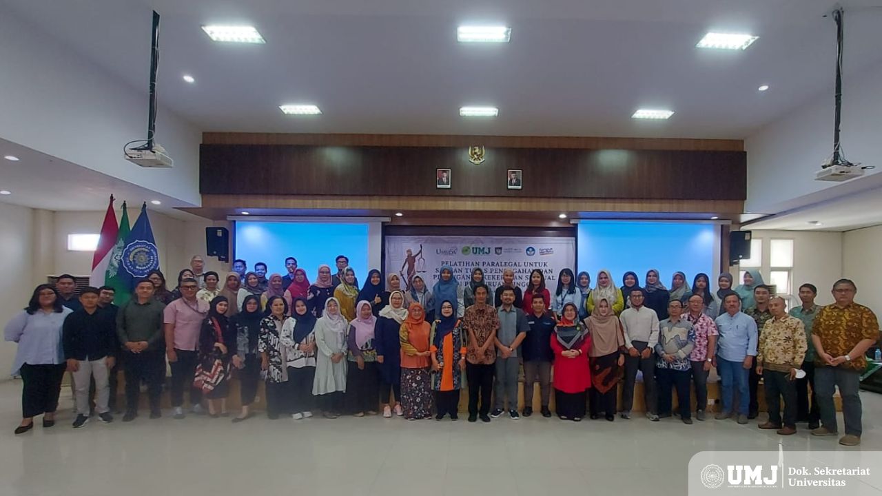 Para peserta dan narasumber Pelatihan Paralegal untuk Satuan Tugas Pencegahan dan Penanganan Kekerasan di Perguruan Tinggi pada 8-9 Oktober 2024 di Aula K. H. Mas Mansyur, UMSIDA. (Dok. Pribadi)