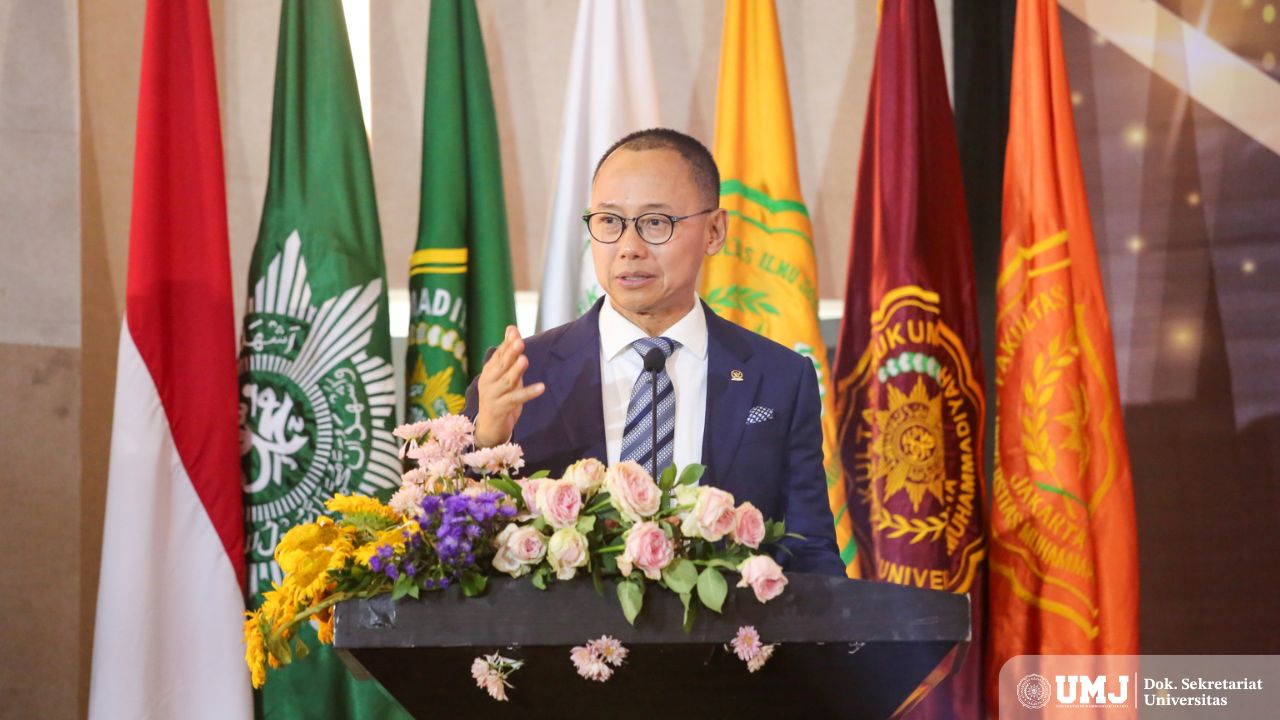 Wakil MPR RI Mohammad Eddy Dwiyanto Soeparno, SH., MH. saat memberi orasi ilmiah di wisuda ke-80 UMJ di Auditorium K. H. Ahmad Azhar Basyir, Gedung Cendekia UMJ, Sabtu, (26/10/2024). (Foto : KSU/M. H. Fahmi)