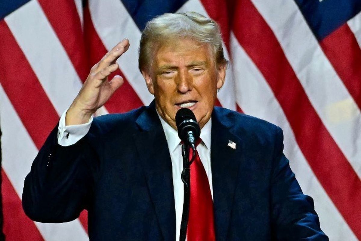 Donald Trump sedang berpidato di depan pendukungnya ( Foto : AFP/JIM WATSON)