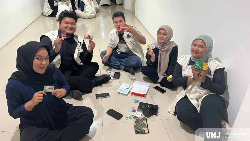Anggota Erdams FKM UMJ memberikan pengarahan kepada para peserta tentang farmakologi pada Sabtu (02/11/2024). (Foto : Dok. Pribadi)