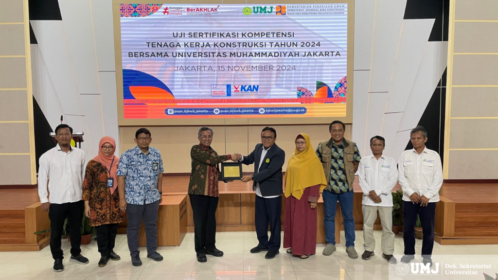 Dekan Ft UMJ memberikan plakat kepada Dirjen Bina Konstruksi di Auditorium Ir. Djoeanda FT UMJ pada Jumat (15/11/2024) (Foto : KSU/Taslim Septia Prima)