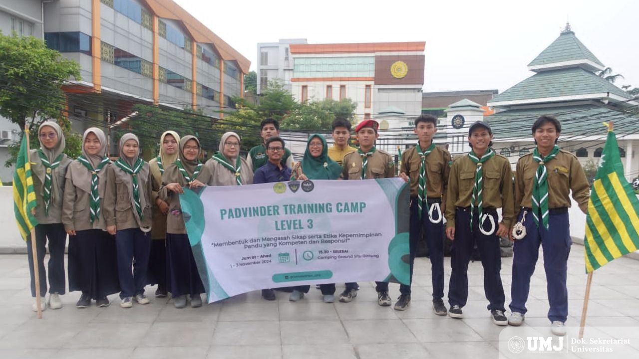 Ketua Qobilah Khodijah Hizbul Wathan UMJ Dr. Izzatusholekha, M.Si. (kedua dari kiri memegang banner) bersama jajaran dan peserta Padvinder Training Camp Level Tiga Hizbul Wathan UMJ di Pelataran Gedung Cendekia UMJ, Jum'at (01/11/2024). (Foto : KSU/Qithfirul Fahmi)