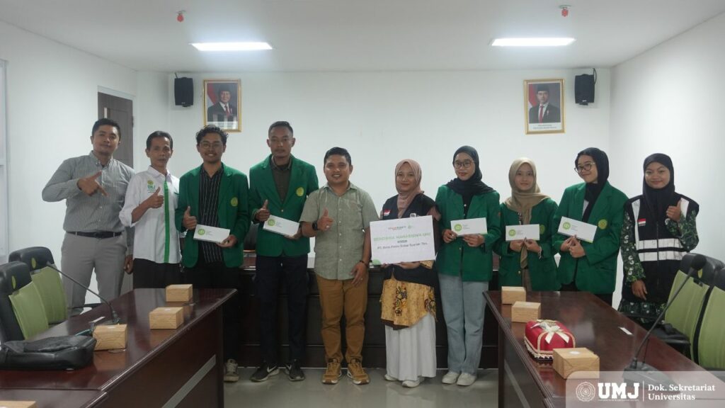 Kaprodi POR FIP UMJ Dr. Doby Putro Parlindungan, M.Pd. (kiri), Kabag Kemahasiswaan UMJ Abdul Gofur, SH. (samping Doby), Warek IV UMJ Dr. Septa Candra, SH., MH. (tengah), Pewarkilan Bagian Pendistribusian Zakat IZI Ridha Aulia Adha dan jajaran bersama mahasiswa UMJ penerima beasiswa di Ruang Rapat Lantai 3 Gedung Cendekia UMJ, Jum'at (15/11/2024). (Foto : KSU/Qithfirul Fahmi)
