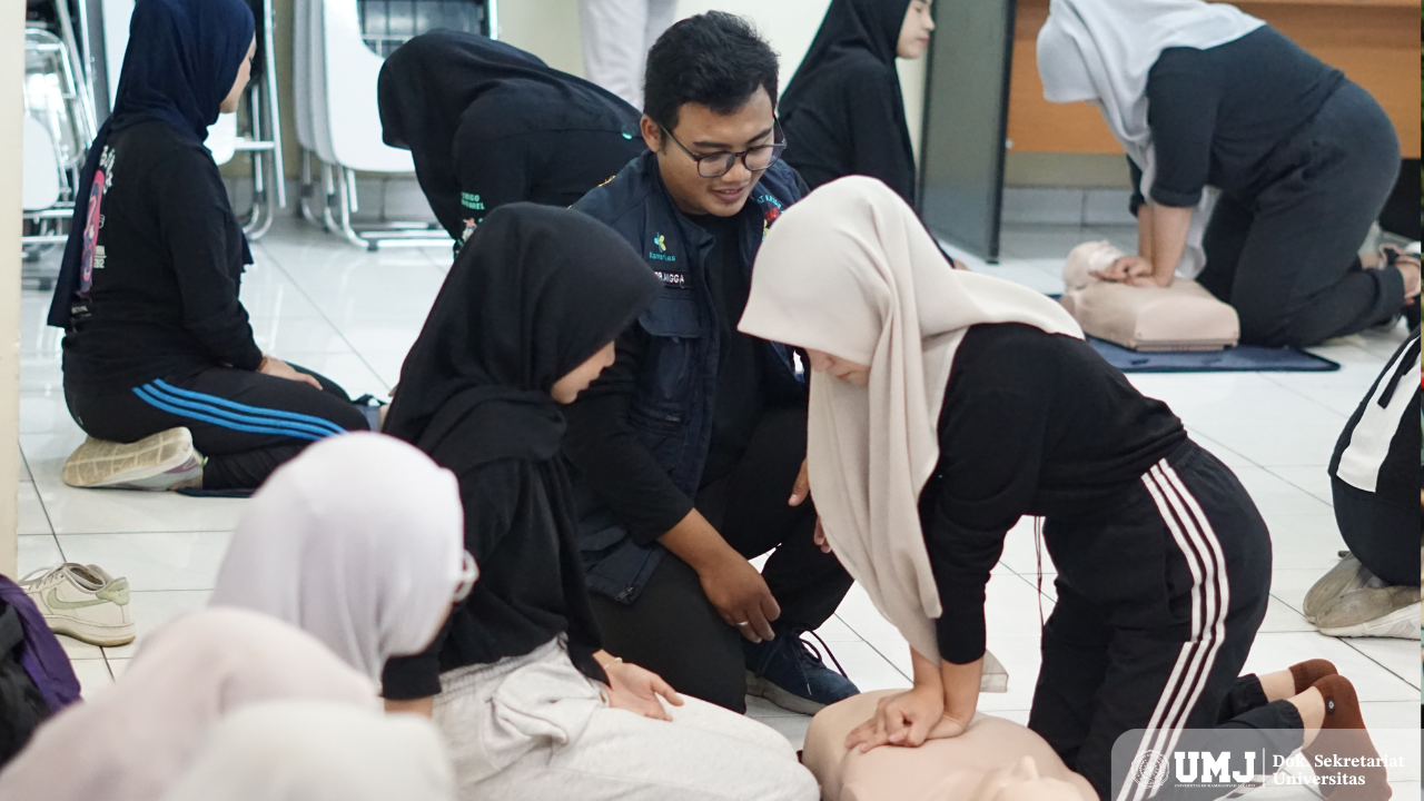 Mahasiswa FIK UMJ saat Melakukan BHD Kepada Manekin dalam Praktek dan Simulasi Bersama Pusat Kritis Kesehatan Pada Sabtu (14/12) di Ruang Kelas FIK UMJ (Foto : KSU/Taslim Septia Prima)