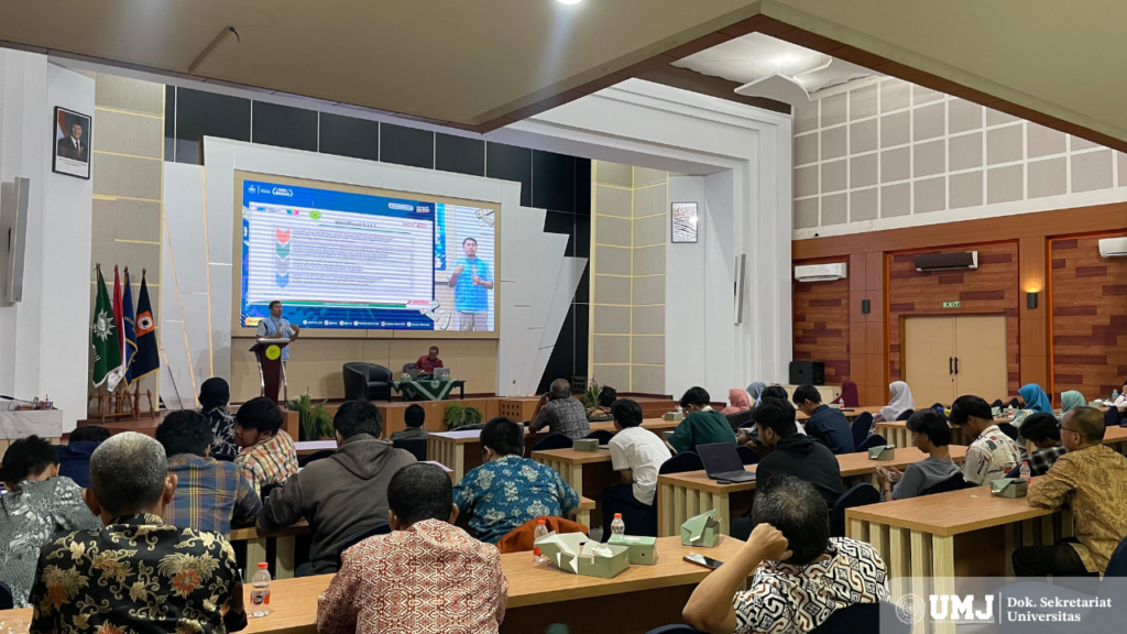 Perwakilan Djarum Integritas Memberikan materi antikorupsi pada Kamis (19/12) di Aula Ir H Djoeanda Fakultas Teknik UMJ (Foto : KSU/Taslim Septia Prima)