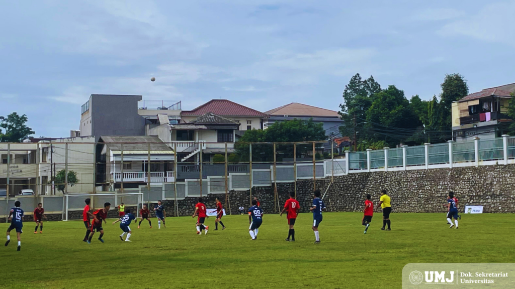 Peserta Piala Rektor & Ikalum UMJ sedang bertanding pada Senin (23/12) di Stadion Sepak Bola UMJ (Foto : KSU/TaslimSeptiaPrima)