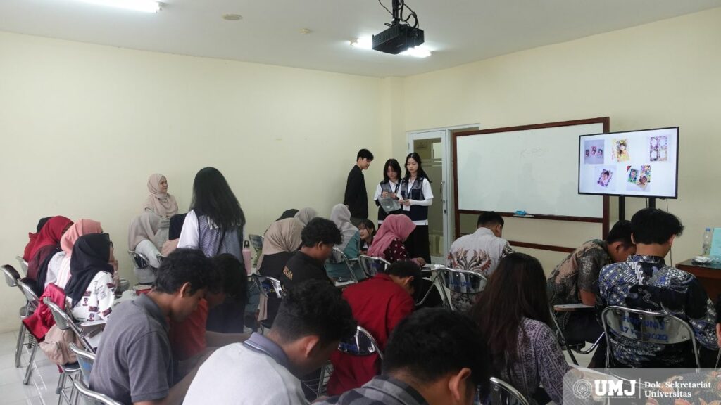 Mahasiswa KIWU KOrea Selatan memperkenalkan Budaya korea selatan di UMJ