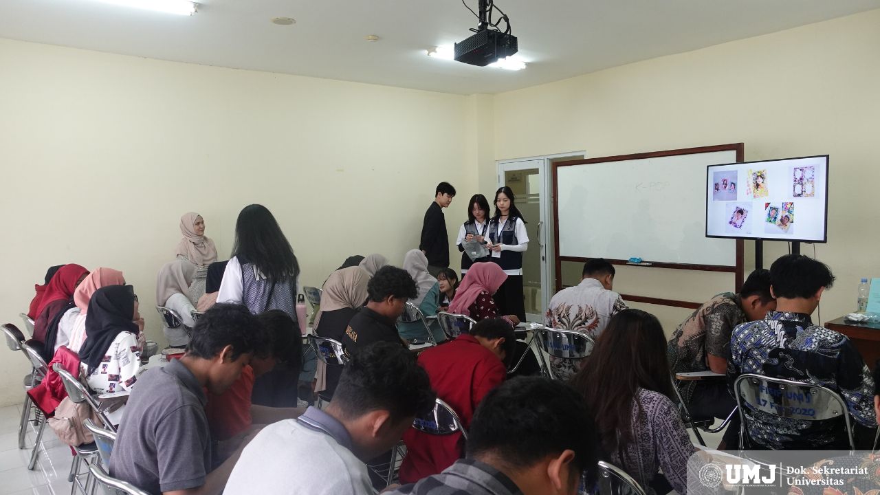 Mahasiswa KIWU KOrea Selatan memperkenalkan Budaya korea selatan di UMJ
