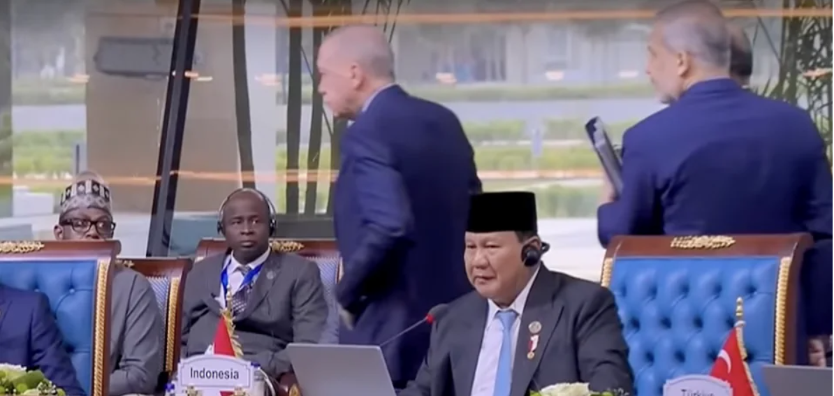 Erdogan Melewati Prabowo saat sedang berpidato saat Konferensi Tingkat Tinggi (KTT) Ke-11 Developing Eight (D-8) di Kairo, Mesir pada Kamis (19/12). (Foto : Youtube)