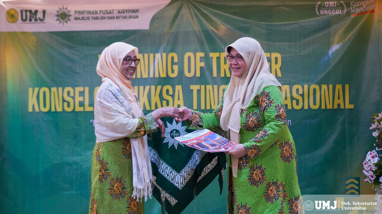 Siti Aisyah Memberikan Simbolis Kepada Akif Khilmiyah sebagai Master of Trainer ToT BIKKSA Nasional Pada Sabtu (25/01) di Aula FKM UMJ (Foto : KSU/Haikal Fahmi)