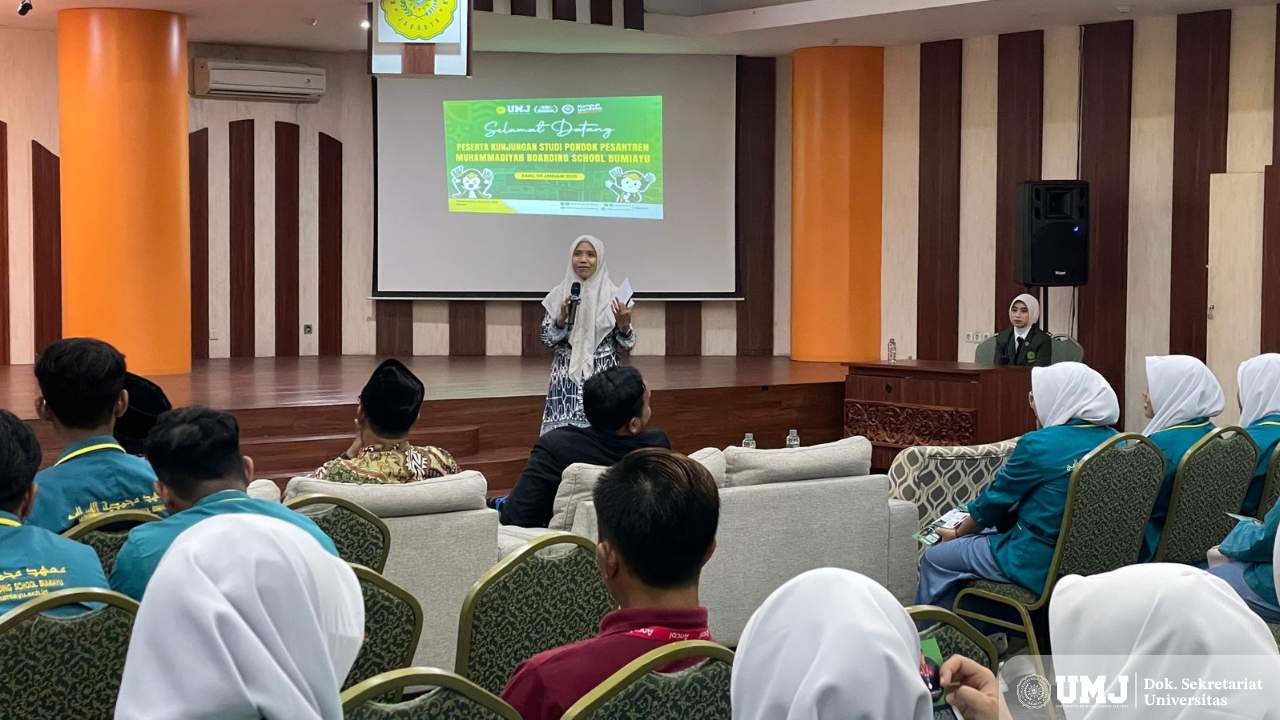 Istisari Bulan Lageni, S.Sos., M.I.Kom sedang memaparkan informasi terkait dengan UMJ pada Selasa (8/1) di Aula FEB UMJ (Foto : KSU/Taslim Septia Prima)