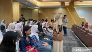 Dr. Dewi Purnamawati, S.KM.,M.KM. melakukan tanya jawab dengan siswa SMAN 8 Tangerang Selatan Pada Acara Campus Visit Pada Kamis (16/1) di Aula FKM UMJ (Foto : KSU/Selma)