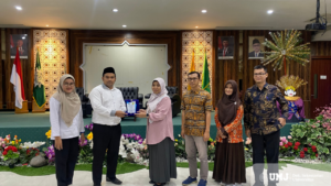 Penyerahan plakat antara UMJ dan SMAN 8 Tangsel sebagai simbol kerja sama dan apresiasi (22/1) di Aula FISIP UMJ (Foto : KSU/Mikaila)