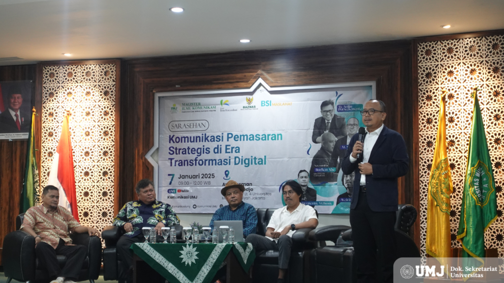 Direktur BSI Maslahat Muhammad Sobirin menyampaikan materi pada Sarasehan yang mengangkat tema 'Komunikasi Pemasaran Strategis di Era Transformasi Digital' di Auditorium Kasman Singodimedjo lantai 4 FISIP UMJ, Selasa (7/01/2025). (Foto: KSU/Mikaila)