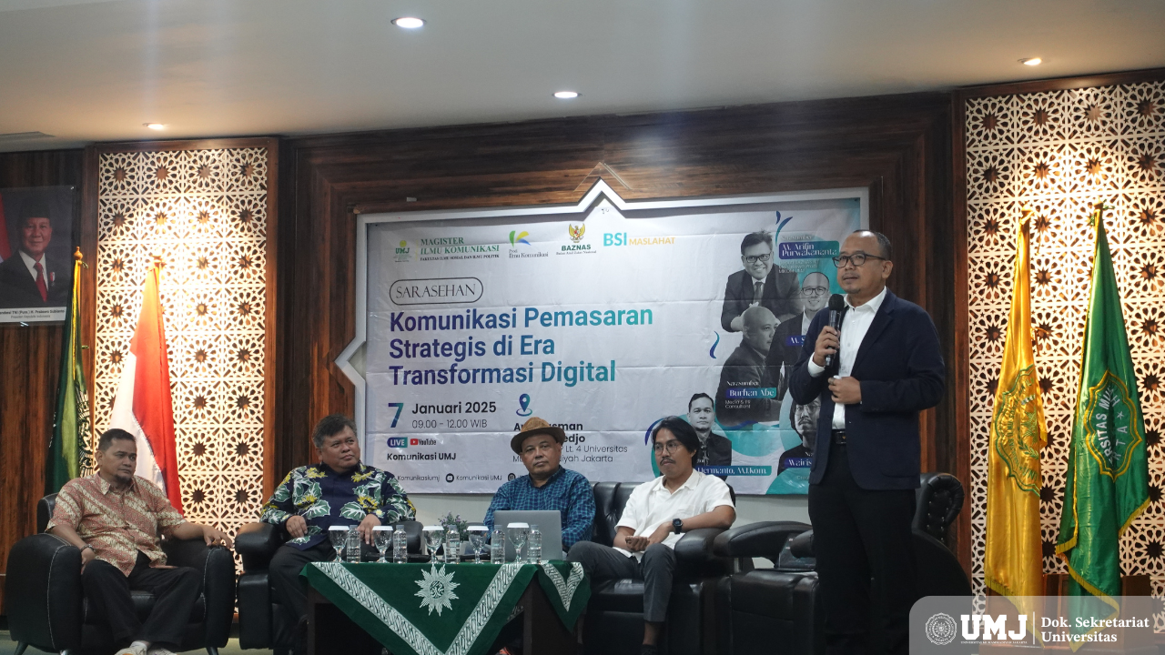 Direktur BSI Maslahat Muhammad Sobirin menyampaikan materi pada Sarasehan yang mengangkat tema 'Komunikasi Pemasaran Strategis di Era Transformasi Digital' di Auditorium Kasman Singodimedjo lantai 4 FISIP UMJ, Selasa (7/01/2025). (Foto: KSU/Mikaila)