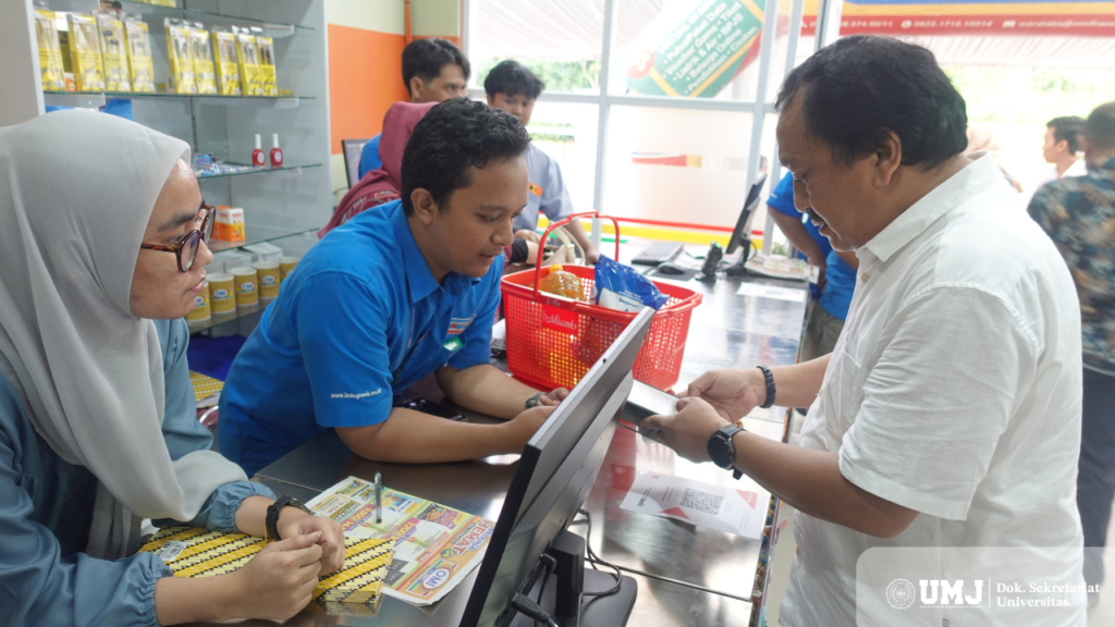 Rektor UMJ, Prof. Dr. Ma’mun Murod, S.Sos., M.Si, melakukan transaksi di UMAJA Mart sebagai Pelanggan Pertama (Foto : KSU UMJ/Fahri Fadilah)